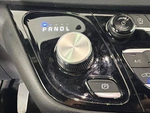 Used 2025 Chrysler Pacifica Select FWD image 30