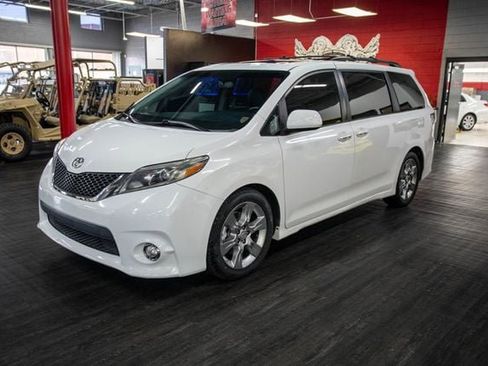 Used 2017 Toyota Sienna SE w/ SE Preferred Package image 2