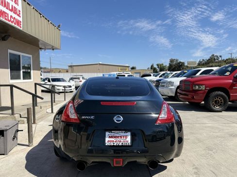 Used 2009 Nissan 370Z Touring RWD image 4