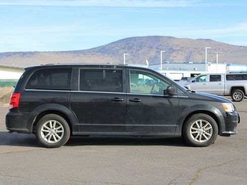 Used 2018 Dodge Grand Caravan SXT image 6