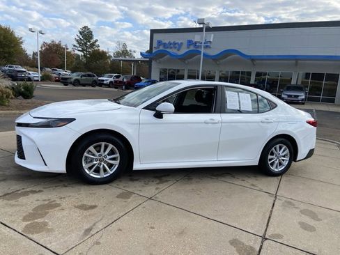 Used 2025 Toyota Camry LE image 5