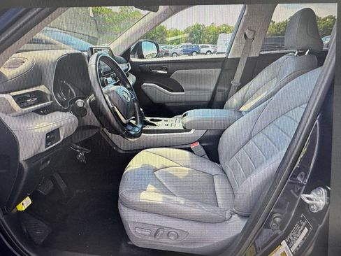 Used 2022 Toyota Highlander XLE AWD/4WD image 6