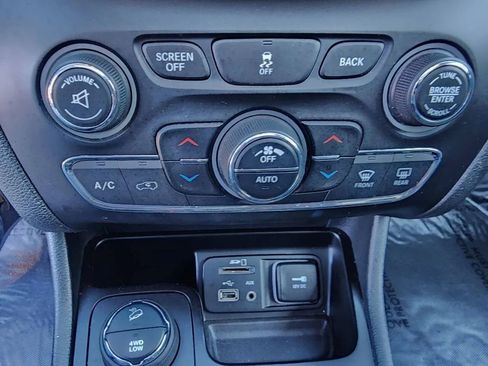 Used 2014 Jeep Cherokee Limited w/ Luxury Group AWD/4WD image 22