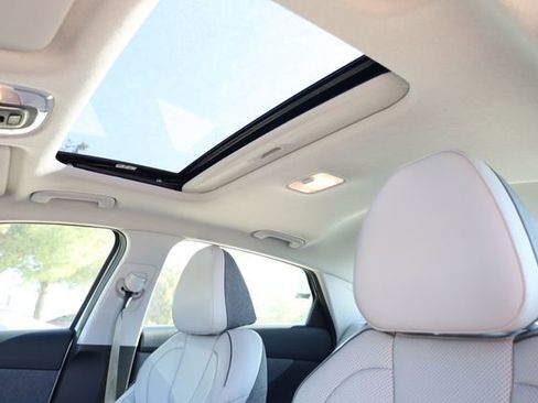 Used 2025 Hyundai Elantra Limited w/ Cargo Package image 23