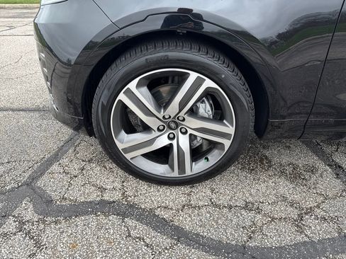 New 2024 Land Rover Discovery Dynamic SE image 16