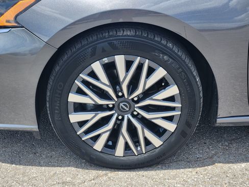 Used 2025 Nissan Altima 2.5 SV FWD image 10