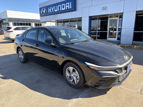 New 2026 Hyundai Elantra SE image 2