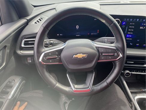 Used 2025 Chevrolet Traverse LT FWD image 11