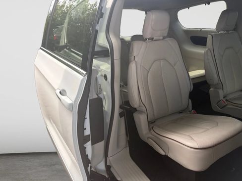 Used 2019 Chrysler Pacifica Limited w/ Tire & Wheel Group FWD image 17