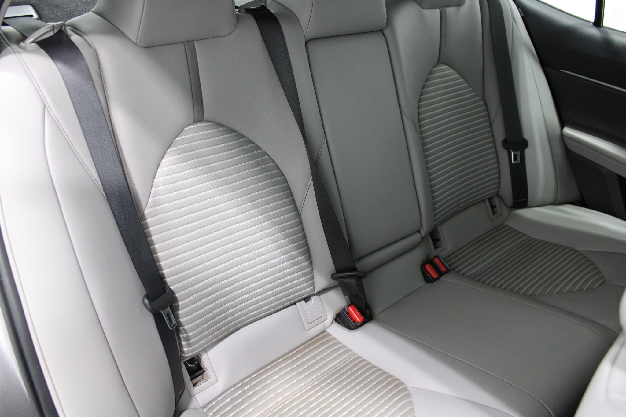 Used 2018 Toyota Camry SE FWD image 23