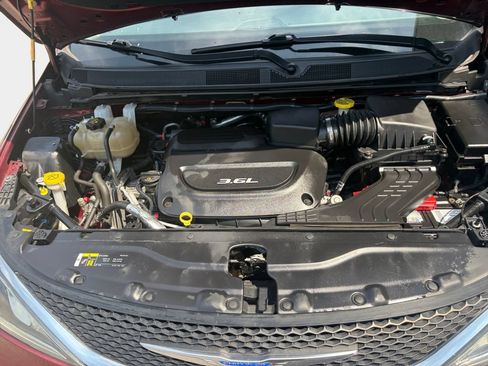 Used 2018 Chrysler Pacifica Limited FWD image 16