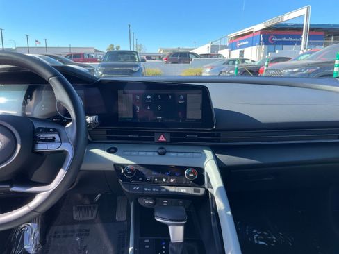 Used 2025 Hyundai Elantra Limited image 18