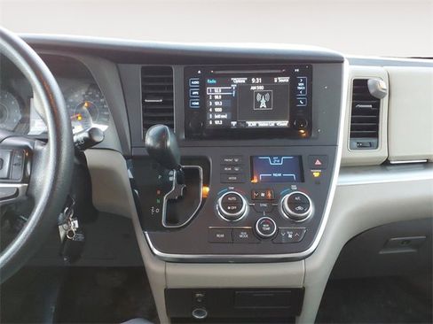 Used 2015 Toyota Sienna LE image 11