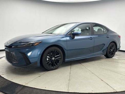 Used 2025 Toyota Camry SE w/ Convenience Package image 1