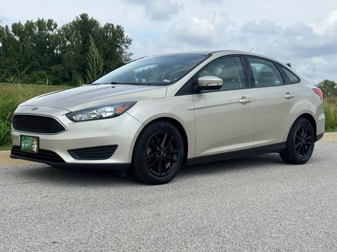 Used 2017 Ford Focus SE FWD image 1