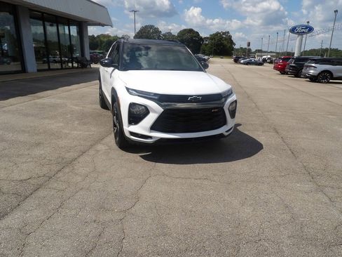 Used 2023 Chevrolet TrailBlazer RS w/ Sun and Liftgate Package image 9