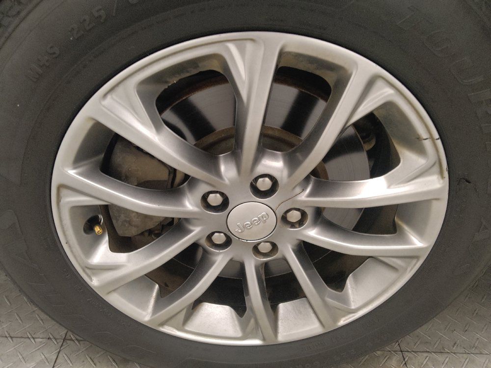 Used 2019 Jeep Cherokee Latitude Plus w/ Comfort/Convenience Group FWD image 31