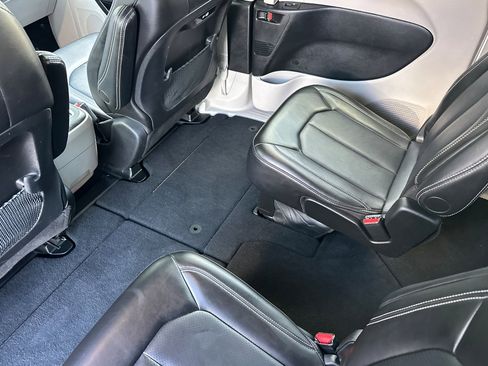 Used 2024 Chrysler Pacifica Touring-L image 12