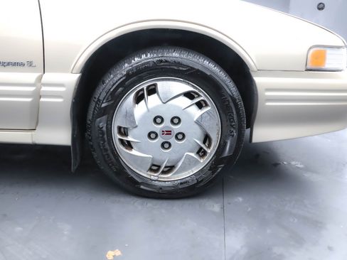 Used 1994 Oldsmobile Cutlass Supreme S FWD image 24