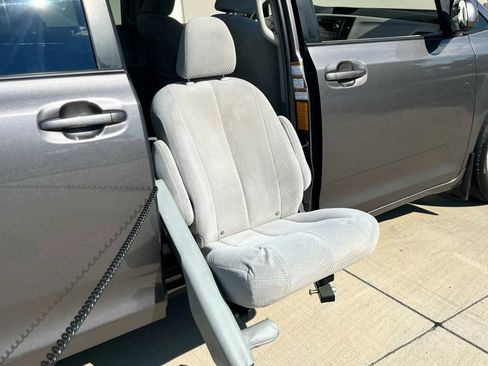 Used 2011 Toyota Sienna LE FWD image 33