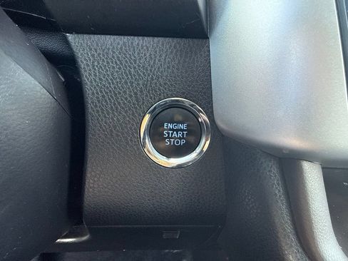 Used 2019 Toyota Highlander XLE AWD/4WD image 28