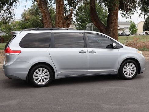 Used 2013 Toyota Sienna Limited w/ Premium Pkg AWD/4WD image 4