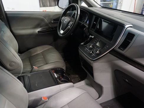 Used 2017 Toyota Sienna XLE image 24