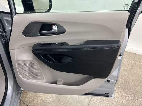 Used 2024 Chrysler Pacifica Touring-L image 20