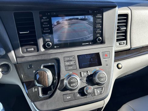 Used 2018 Toyota Sienna XLE Premium image 17