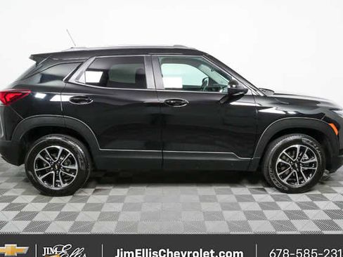 Used 2025 Chevrolet TrailBlazer LT image 2