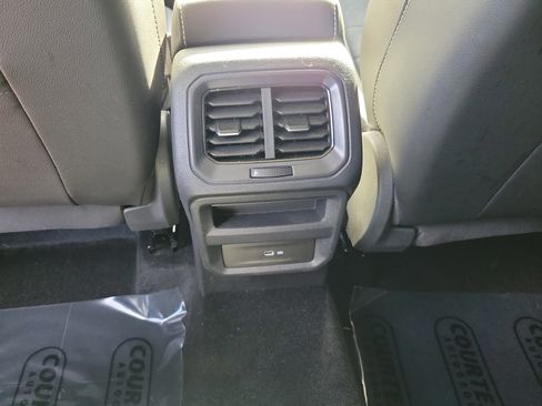 Used 2022 Volkswagen Taos SE w/ Panoramic Sunroof Package image 21