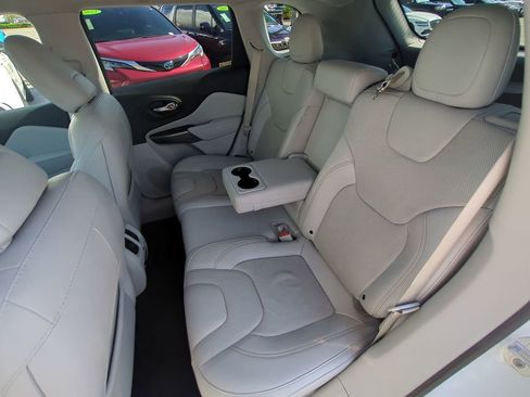 Used 2019 Jeep Cherokee Limited image 13