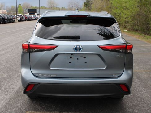 Used 2021 Toyota Highlander XLE AWD/4WD image 5
