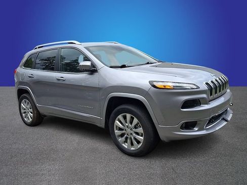 Used 2017 Jeep Cherokee Overland w/ Technology Group AWD/4WD image 2