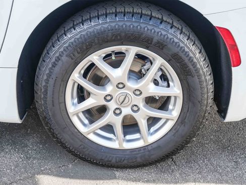 Used 2024 Chrysler Pacifica Touring-L image 10