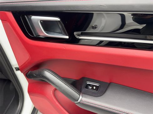 Used 2020 Porsche Cayenne w/ Premium Package image 42