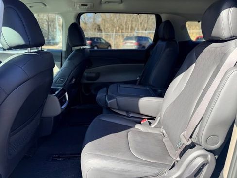 Used 2025 Kia Carnival EX image 26