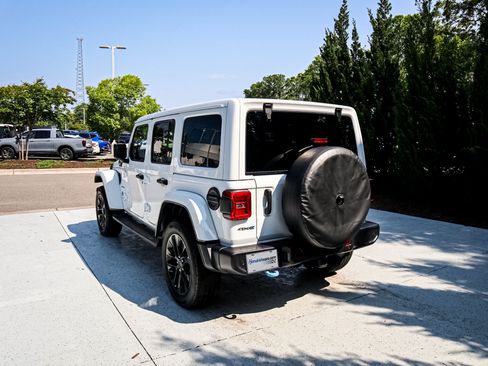 Used 2024 Jeep Wrangler Unlimited Sahara w/ Technology Group AWD/4WD image 8