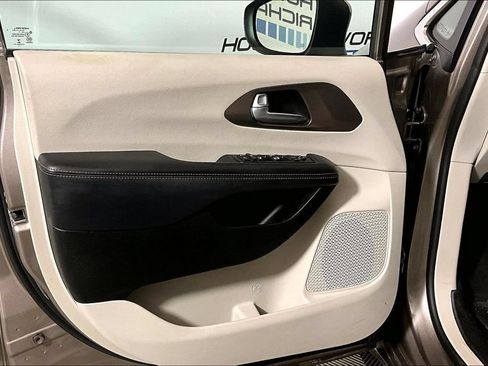 Used 2017 Chrysler Pacifica Touring Plus w/ Tire & Wheel Group FWD image 18