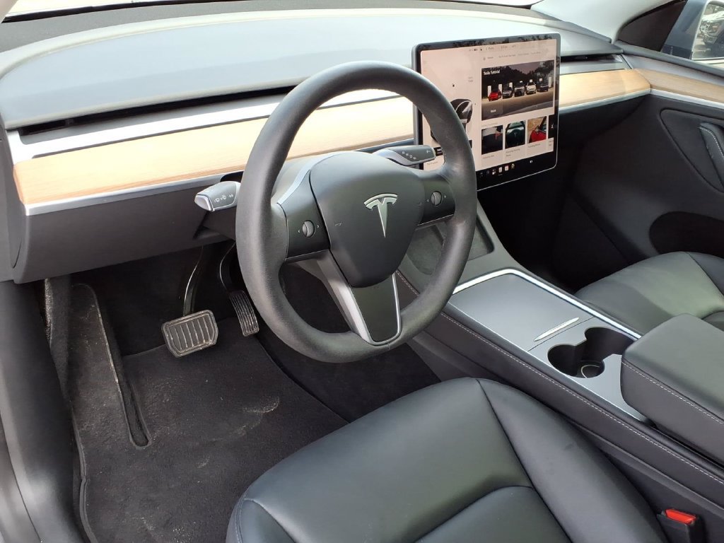 Used 2025 Tesla Model Y Long Range RWD image 24
