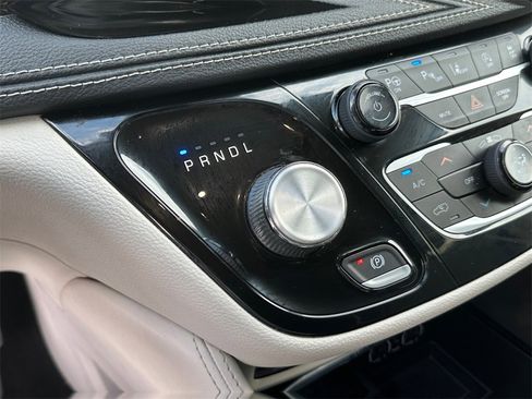 Used 2022 Chrysler Pacifica Limited w/ Uconnect Theater Family Group image 28