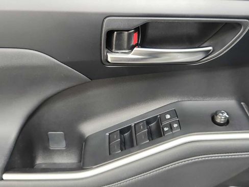 Used 2022 Toyota Highlander XSE AWD/4WD image 15