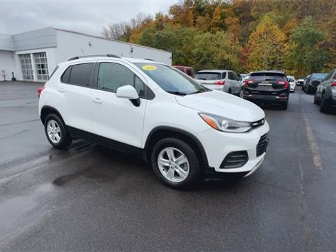 Used 2022 Chevrolet Trax LT w/ LT Convenience Package image 2