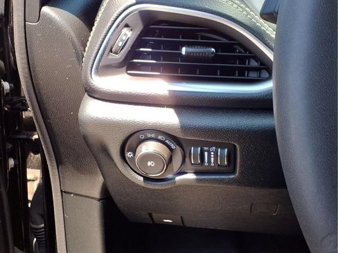 Used 2025 Chrysler Pacifica Limited FWD image 12
