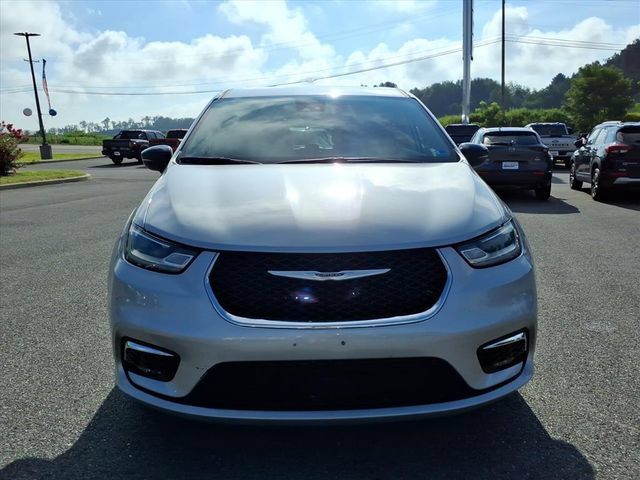 Used 2024 Chrysler Pacifica Touring-L FWD image 11