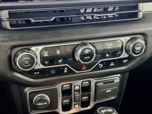 Used 2024 Jeep Wrangler Unlimited w/ Convenience Group AWD/4WD image 17