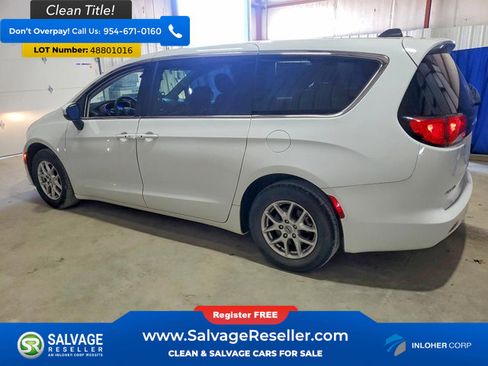 Used 2023 Chrysler Voyager LX image 3