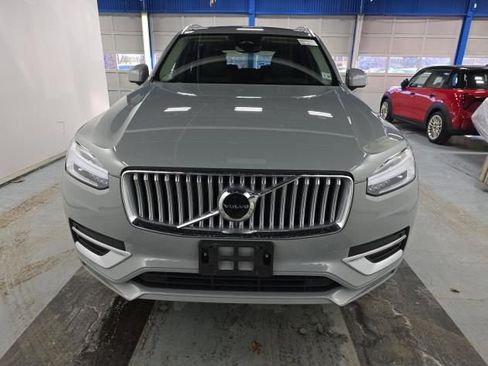 Used 2025 Volvo XC90 B5 Core AWD/4WD image 2