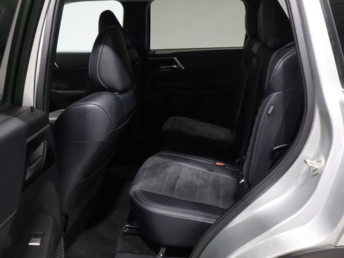 Used 2024 Mitsubishi Outlander SE image 18