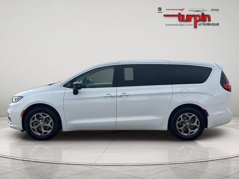 Used 2024 Chrysler Pacifica Limited FWD image 2